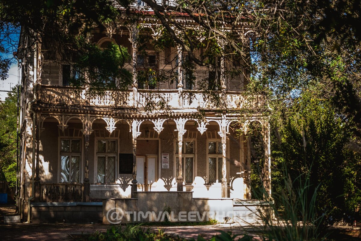 Дача Альпийская роза, редчайший образец стиля модерн с деревянными элементами экстерьера. Особенно ценен для степного Крыма ввиду дороговизны здесь дерева