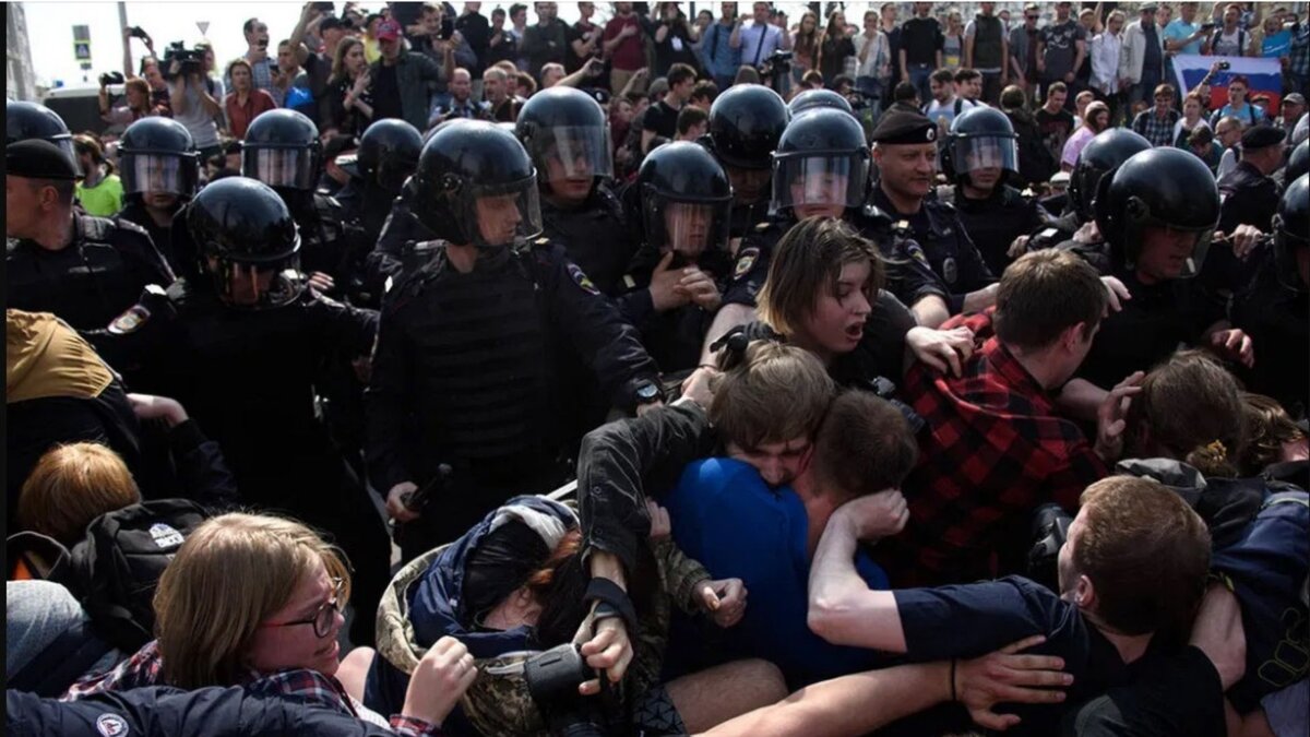 Примеры агрессивной толпы. Толпа людей митинг. Агрессивная толпа. Люди на митинге.