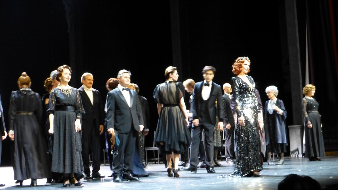 Актеры театра имени Евгения Вахтангова на поклонах после спектакля. Фотография из моих архивов.