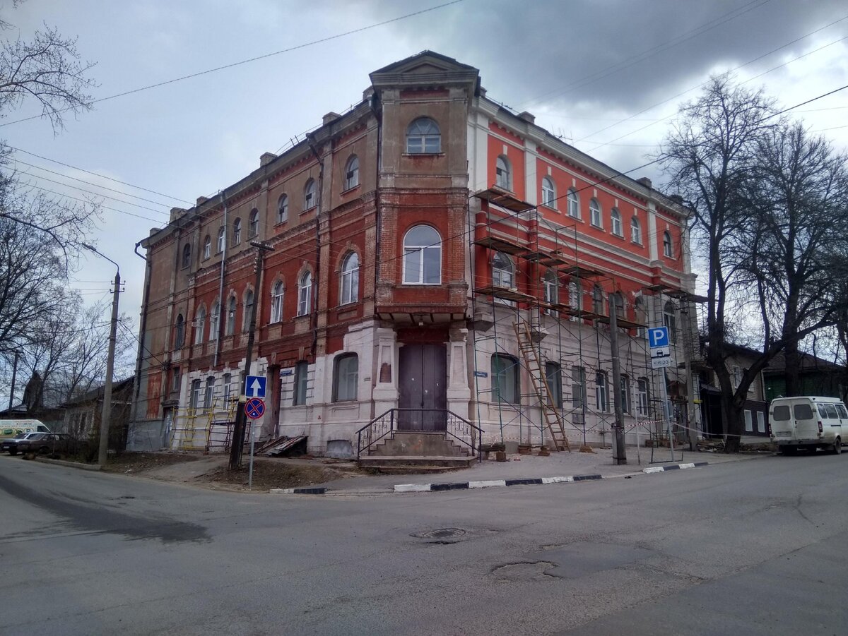 Четырёхэтажный трёхподъездный кирпичный жилой дом, принадлежавший купцу А. А. Волкову, торговавшему мясом и бакалеей. Магазины располагались на первом этаже.
В этом доме жил писатель и художник С. Дмитриев со своей семьёй.
В 1905 году в этом доме родился поэт Юрий Щёлоков.
В 1914 году в доме размещался трактир Перчикова, который назывался «Добро пожаловать».