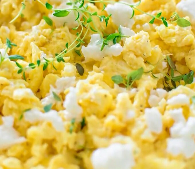 Нежная яичница-болтунья с сыром на сковороде всего за 10 минут!  Фото:  cooktoria.com