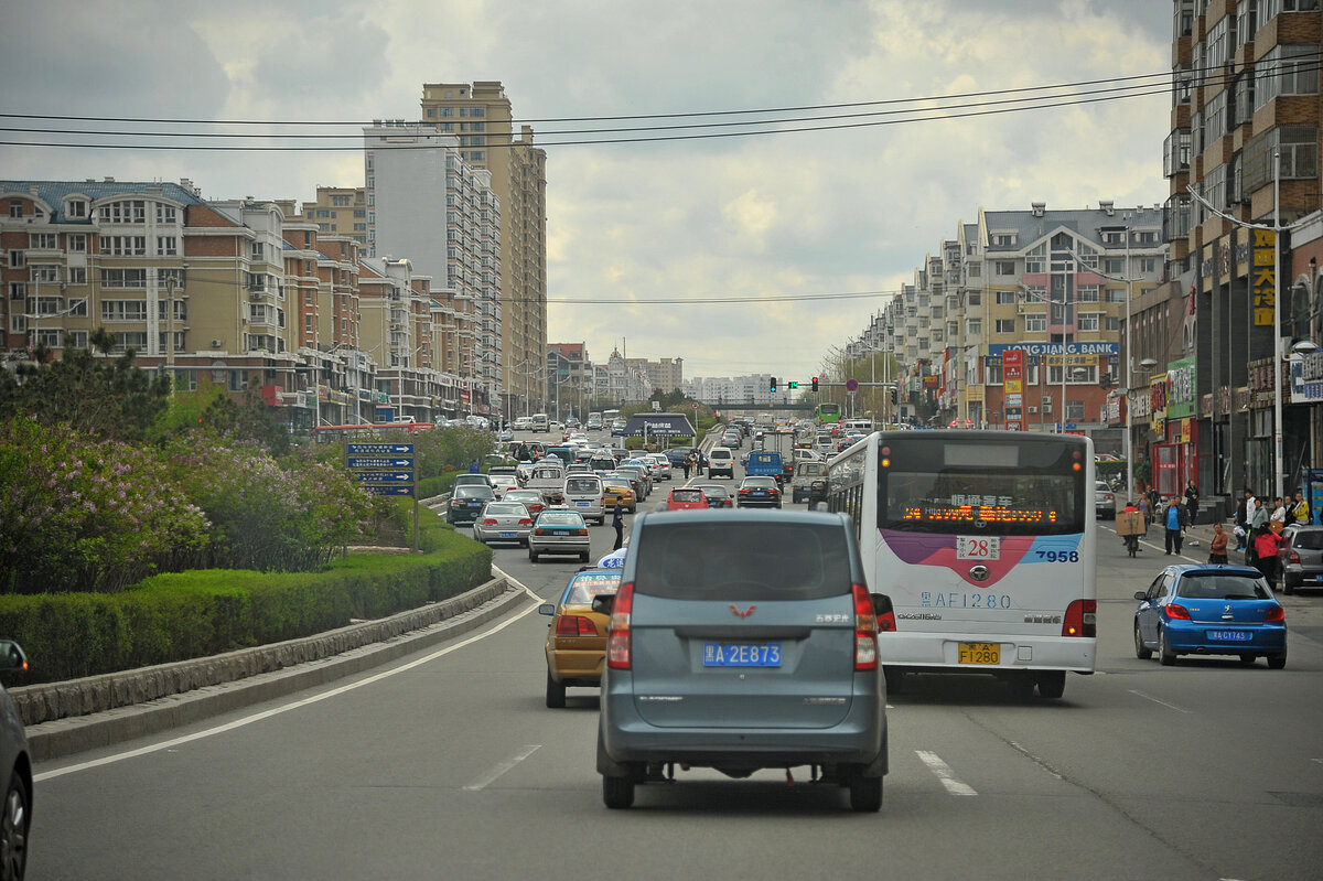ПО НАШИМ МЕРКАМ - ОГРОМНЫЙ ГОРОДИЩЕ 6,5 МЛН ЖИТЕЛЕЙ, А ДЛЯ КИТАЯ ВПОЛНЕ ОБЫЧНЫЙ, СРЕДНИЙ ГОРОД, МНОГО МАШИН, ЗАГАЗОВАННОСТЬ, НО МЕНЬШЕ, ЧЕМ В ПЕКИНЕ, МНОГО НИИ, ВУЗОВ, СТУДЕНТОВ И МАШИН
