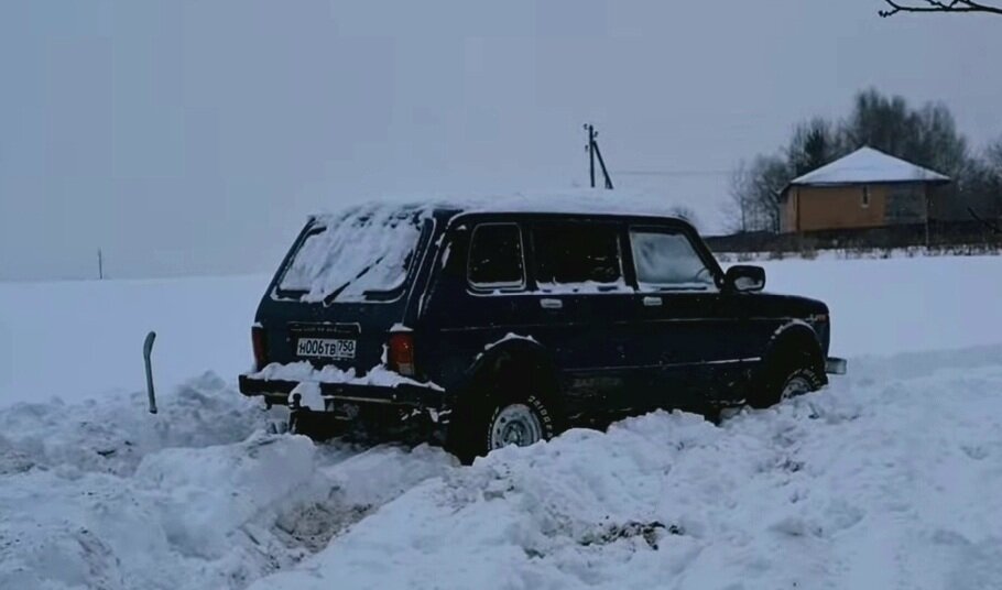 Нива застряла... глубина метр точно...