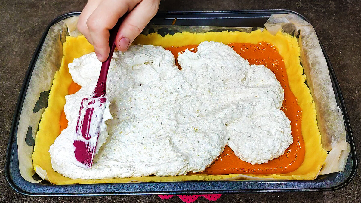 Тертый пирог с клубникой со взбитыми белками: пошаговый рецепт