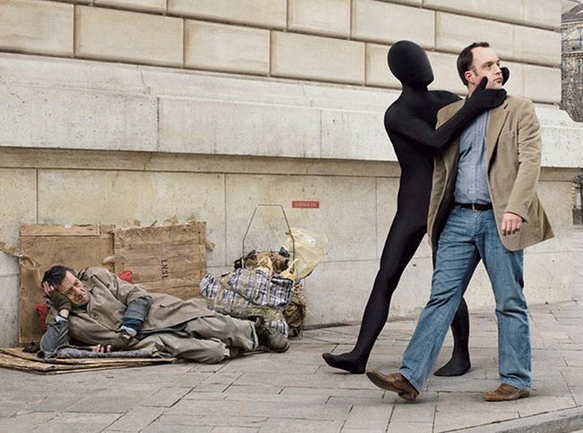 Равнодушие заставляет нас отворачиваться от чужих проблем.