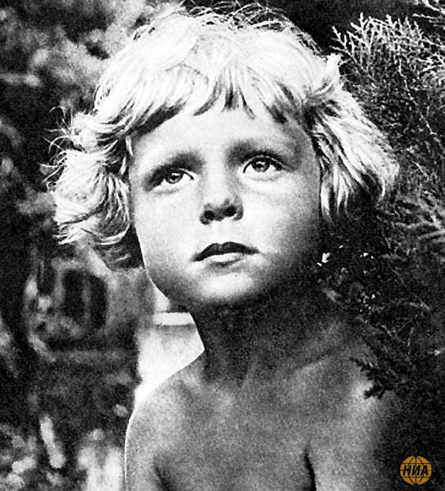 На фото легендарная Гуля Королёва. Юная артистка и герой Сталинградской битвы в возрасте 8 лет.