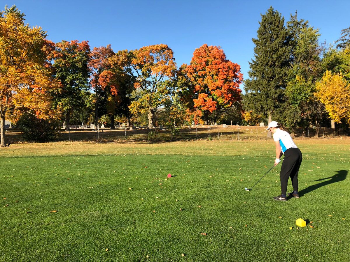 Жена в местном клубе