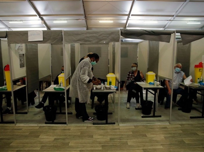 Пациенты получают вакцину Covid-19 от Pfizer и Moderna в пункте вакцинации в Сарселе, недалеко от Парижа. Фото с сайта expressandstar.com