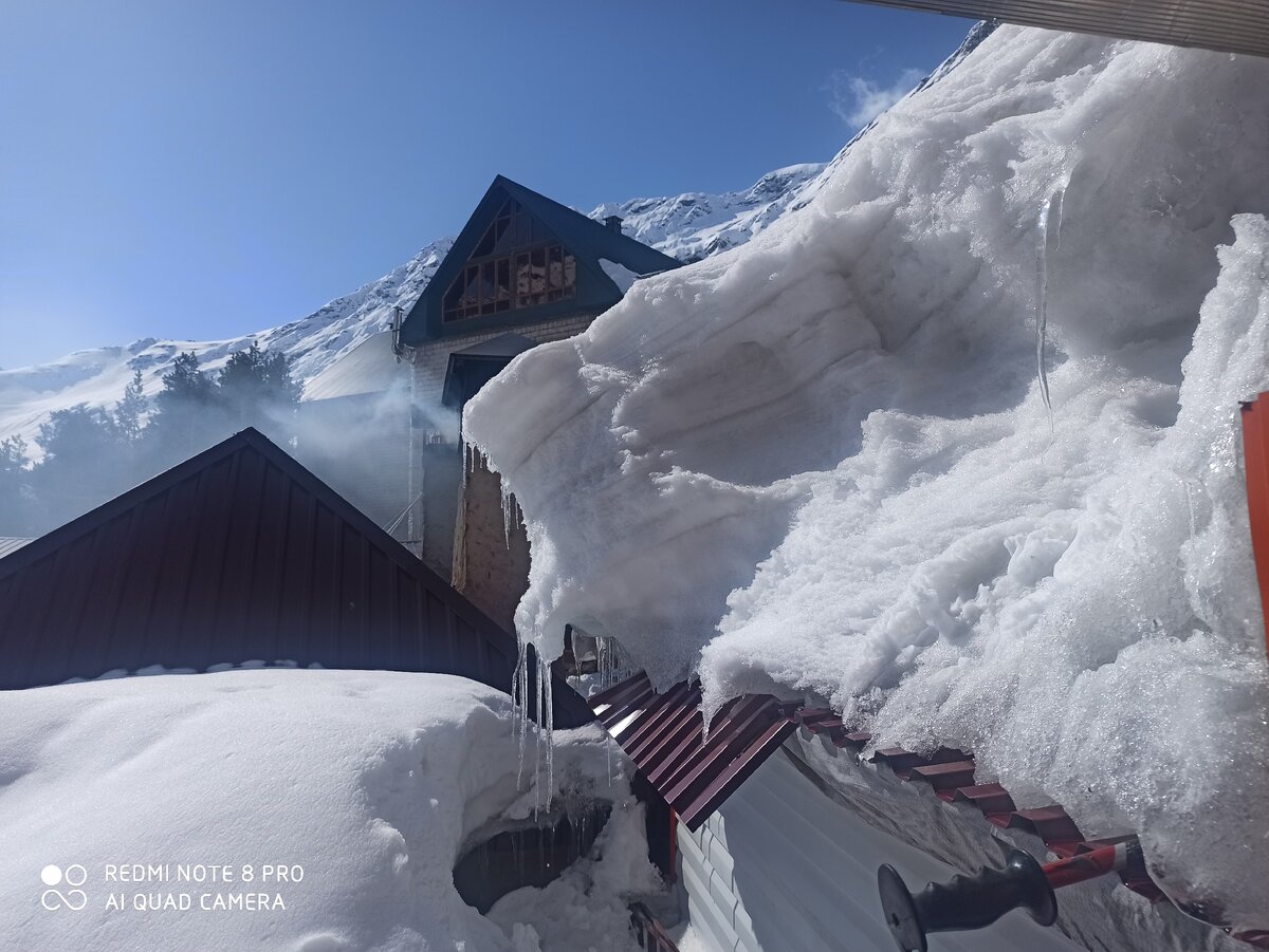 Снег на крыше на поляне Азау