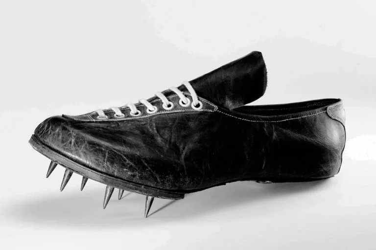 Еще в молодости будущий основатель Адидас работал в мастерской по пошиву обуви, которая принадлежала его родителям
В 1924 году Адольф Дасслер вместе со своим братом Рудольф Дасслер открыли фабрику...