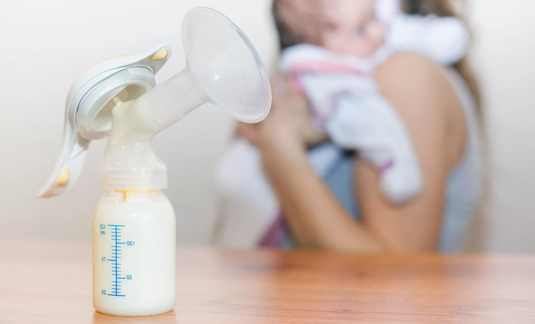 Консультанты по ГВ говорят, что сцеживание - это вмешательство в естественный процесс грудного вскармливания. Опыт многих женщин говорит, что в некоторых ситуациях это действительно важная необходимость!