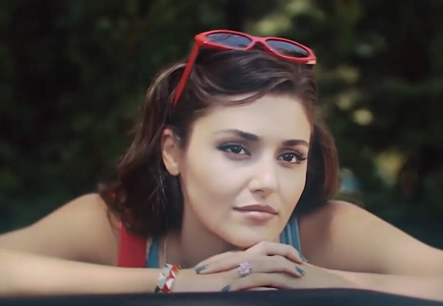 Скрин кадра "Постучись в мою дверь"/Sen çal kapımı