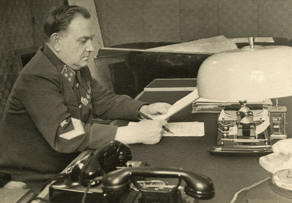 на своем рабочем месте 