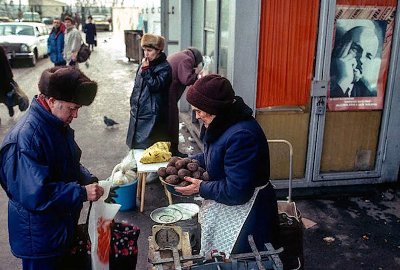 Конец 80 начало 90. Нищета в СССР 80е. Советский Союз 1984. Крис Ниденталь фотография Московская семья. 80 Е Советский Союз.