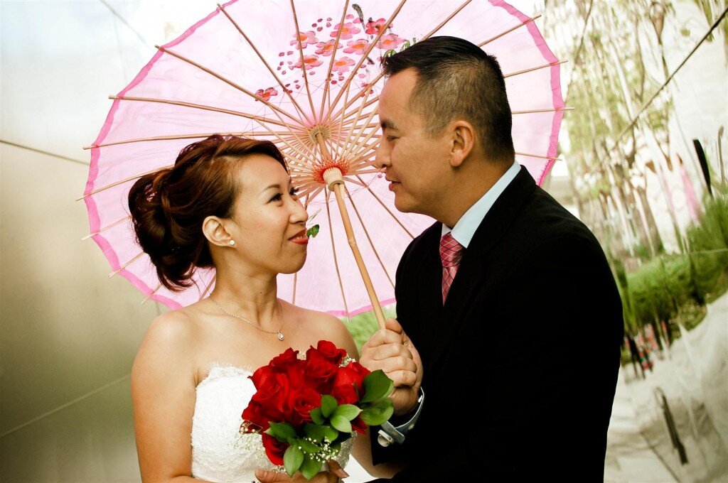Китайский жених. Свадьба в Китае. Свадьба китайцев. Невеста в Китае. Китайские молодожены.