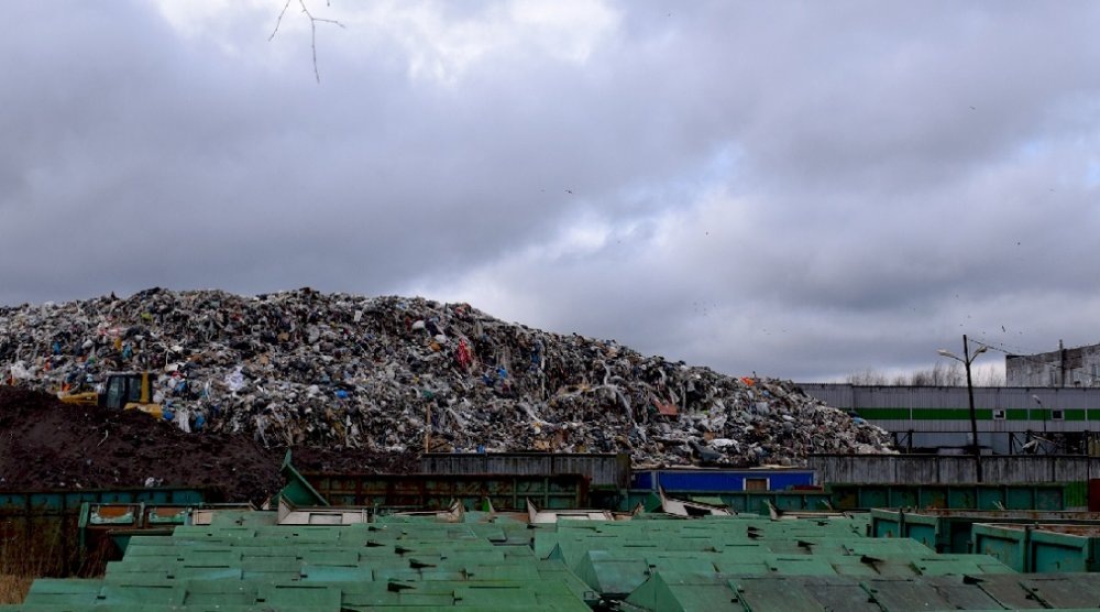 Мусорный полигон в Янино. Источник: pikabu.ru