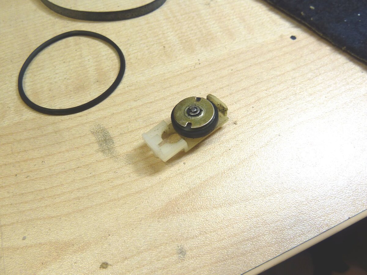 Вот эта деталька отвечает за перемотку вперед/назад, и за работу приемного узла во время воспроизведения.