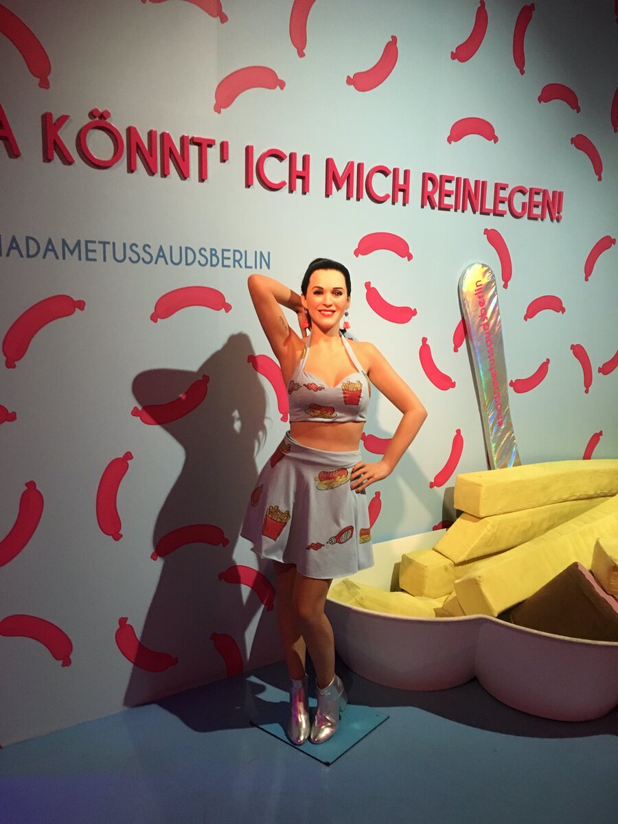 На входе всех встречает Katy Perry