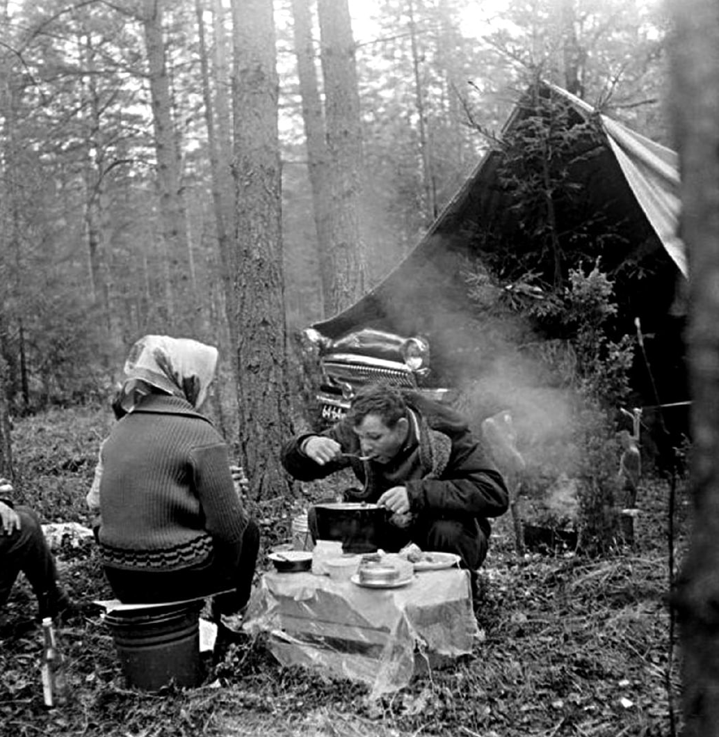 Так отдыхал человек, прославивший нашу Родину. Лес, палатка, костер, еда из котелка.
Юрий Гагарин. 1962 год