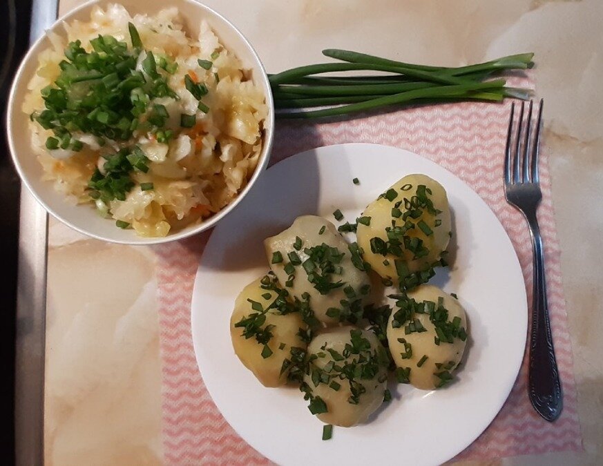 Квашеная капуста с отварным картофелем и зелёным луком. Фото автора