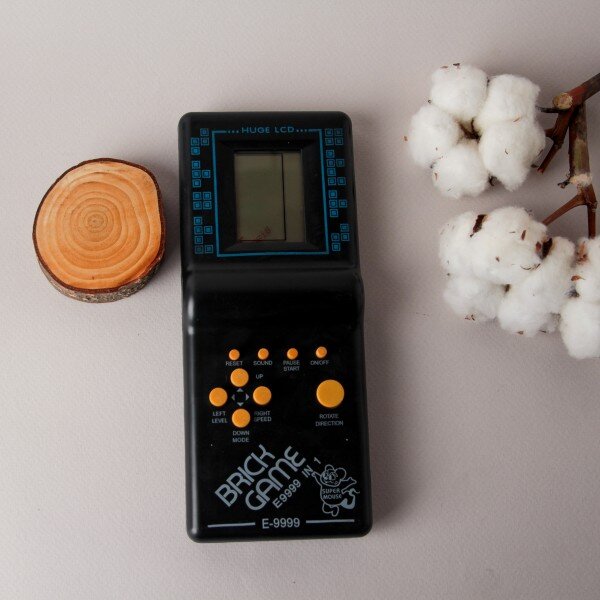 И вот такой геймдевайс был у каждого в руках по несколько часов в день.