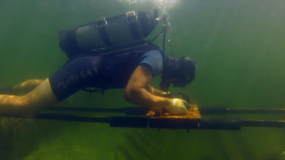 Подводные археологи изучают находку