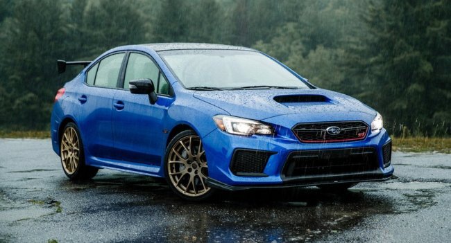 В просторном салоне располагаются комфортные сиденья спортивного типа, многофункциональный руль с несколько усеченным ободом обтянут кожей