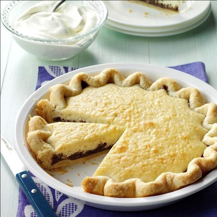 Я до сих пор помню, как бабушка подавала этот восхитительный торт на большом деревянном столе на своей кухне. Каждый раз, когда я печу этот необычный торт, я вспоминаю те особенные дни у бабушки.