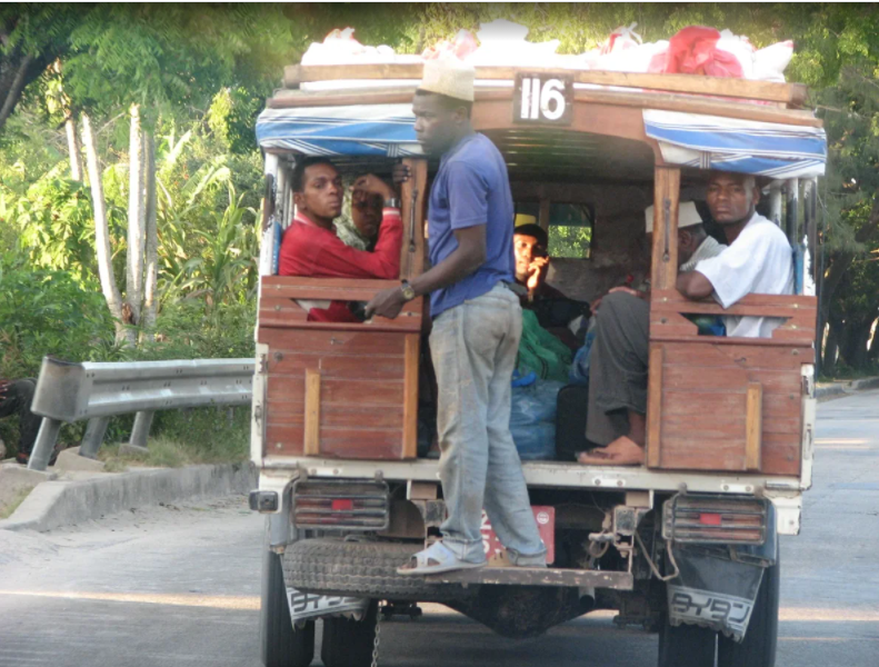 Местный общественный "автобус". Фото автора.