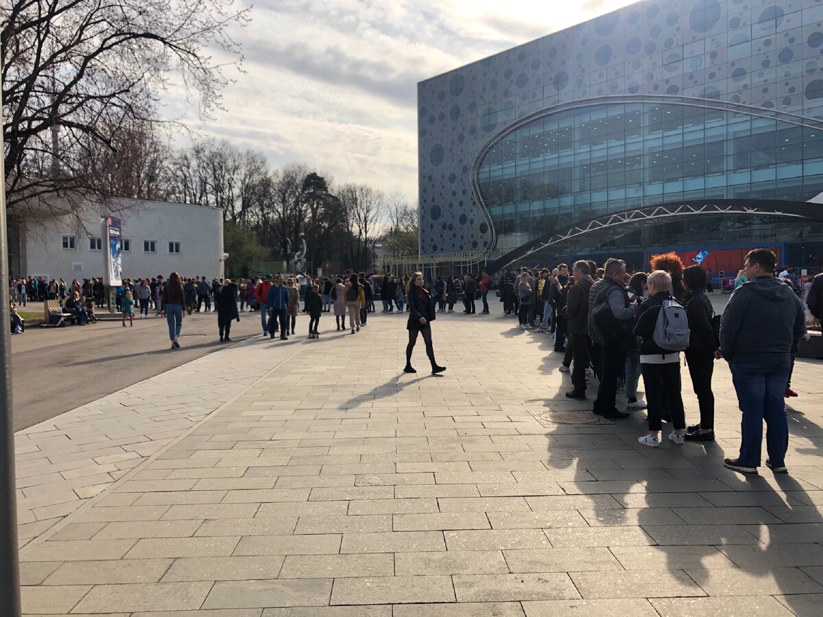 Однако желающих посетить выставку в выходной день ждёт очередь в несколько сотен человек. Как в мавзолей Ленина 🤦‍♀️