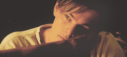 Джек рисует Роуз. Изображение с сайта vestnik.az