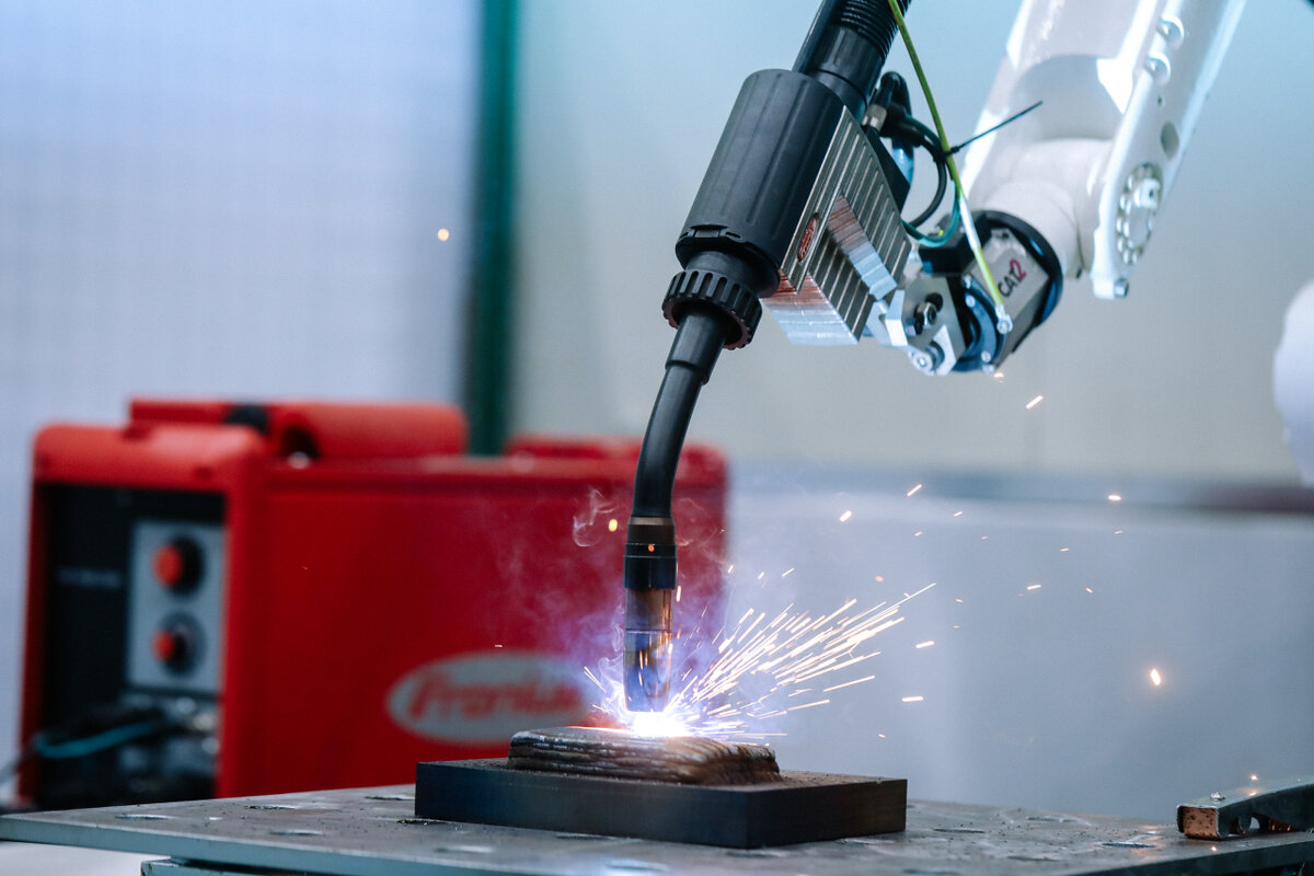 Система  трехмерного послойного наращивания с использованием дуговой проволочной  сварки изготавливает пресс-форму [предоставлено Корейским институтом  производственных технологий]
