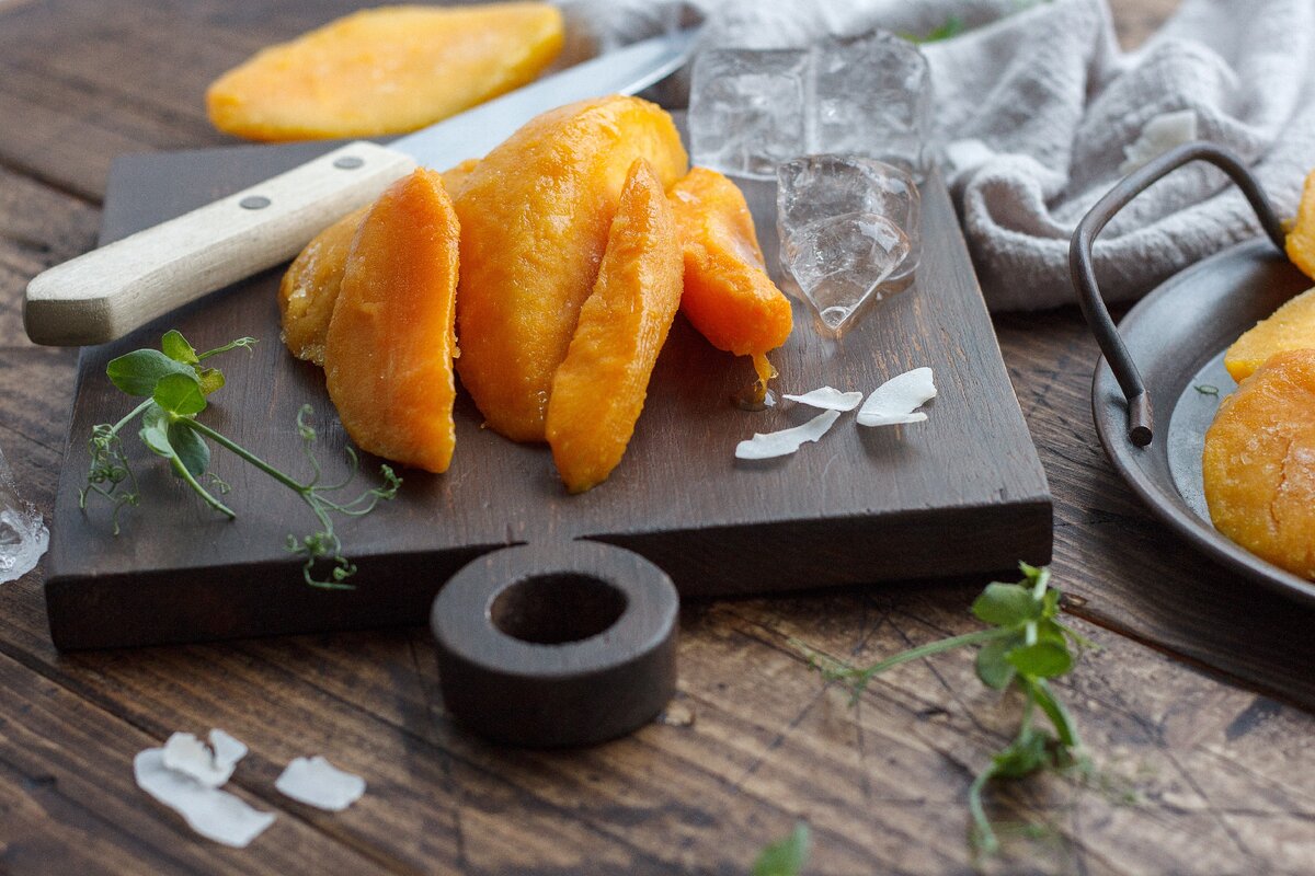 Фото Fresh Import: обратите внимание на размер, цвет и текстуру нашего манго. Мы доставляем плоды в дольках, а не в виде каши