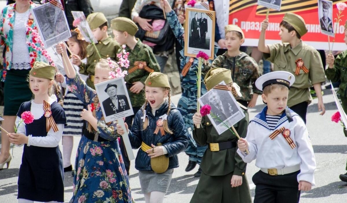 О дне победы в школе. Дети на параде Победы. Дети на параде 9 мая. День Победы для детей. Фотосессия к 9 мая для детей.