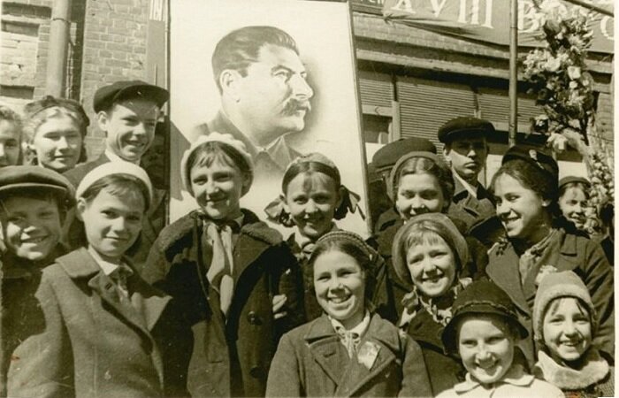 Советское образование было качественным, доступным и бесплатным. Но был в образовательной истории СССР период, когда обучение в старших школьных классах стоило денег. Соответствующее постановление было принято в конце октября 1940-го. А уже следующей весной правительство, ставя во главу угла порядок в обществе, пошло еще дальше. В 1941-м вступил в силу указ об уголовной ответственности за нарушение школьной дисциплины. Злостные нарушители исключались из учебного заведения и могли подвергнуться судом к исправительным трудовым работам.