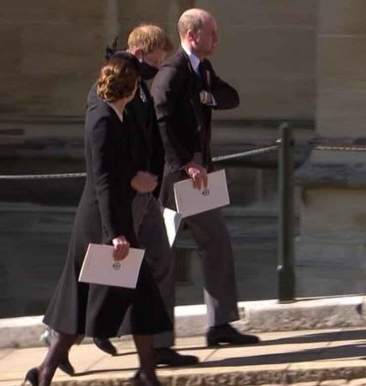 Яндекс.картинки. Кейт, Гарри и Уильям идут вместе после церемонии