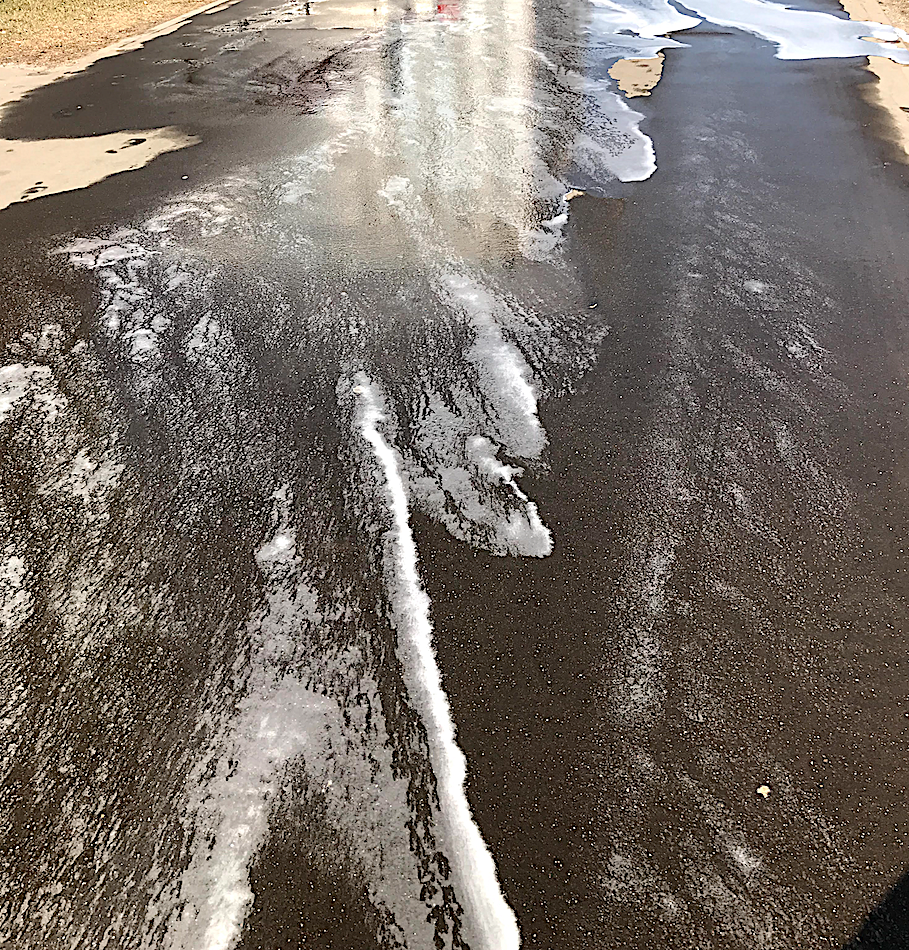 Шампунем моют не только центральные улицы, но и пешеходные дорожки в спальных районах. Фото автора