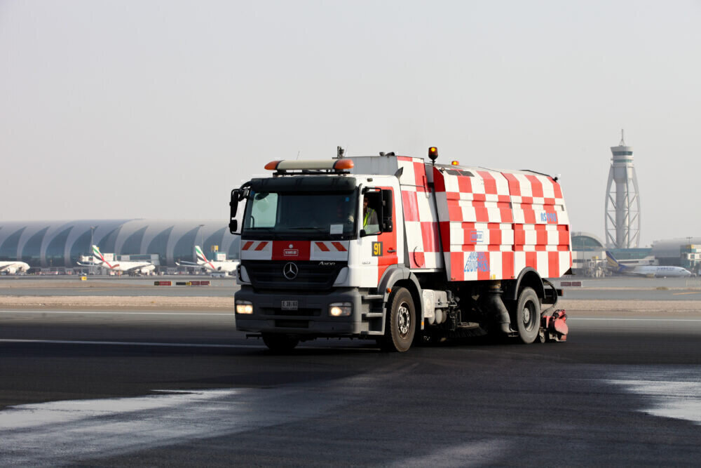 Удаление резины с ВПП в аэропорту Дубая. Фото: Dubai Airport