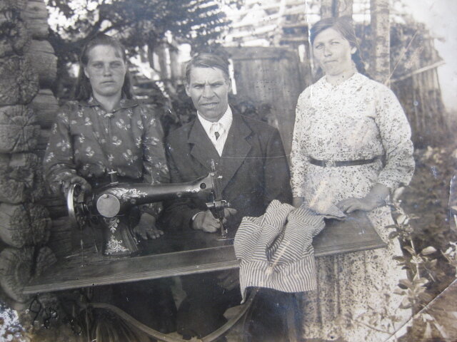 1948 год, посёлок Старый городок, Евсеенко Дмитрий Сергеевич с женой и ученицей.