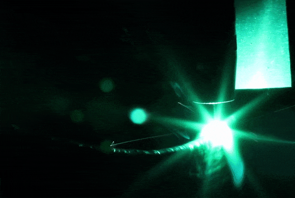 Процесс проволочно-дугового выращивания крупным планом в S7 R&D. Фото автора 