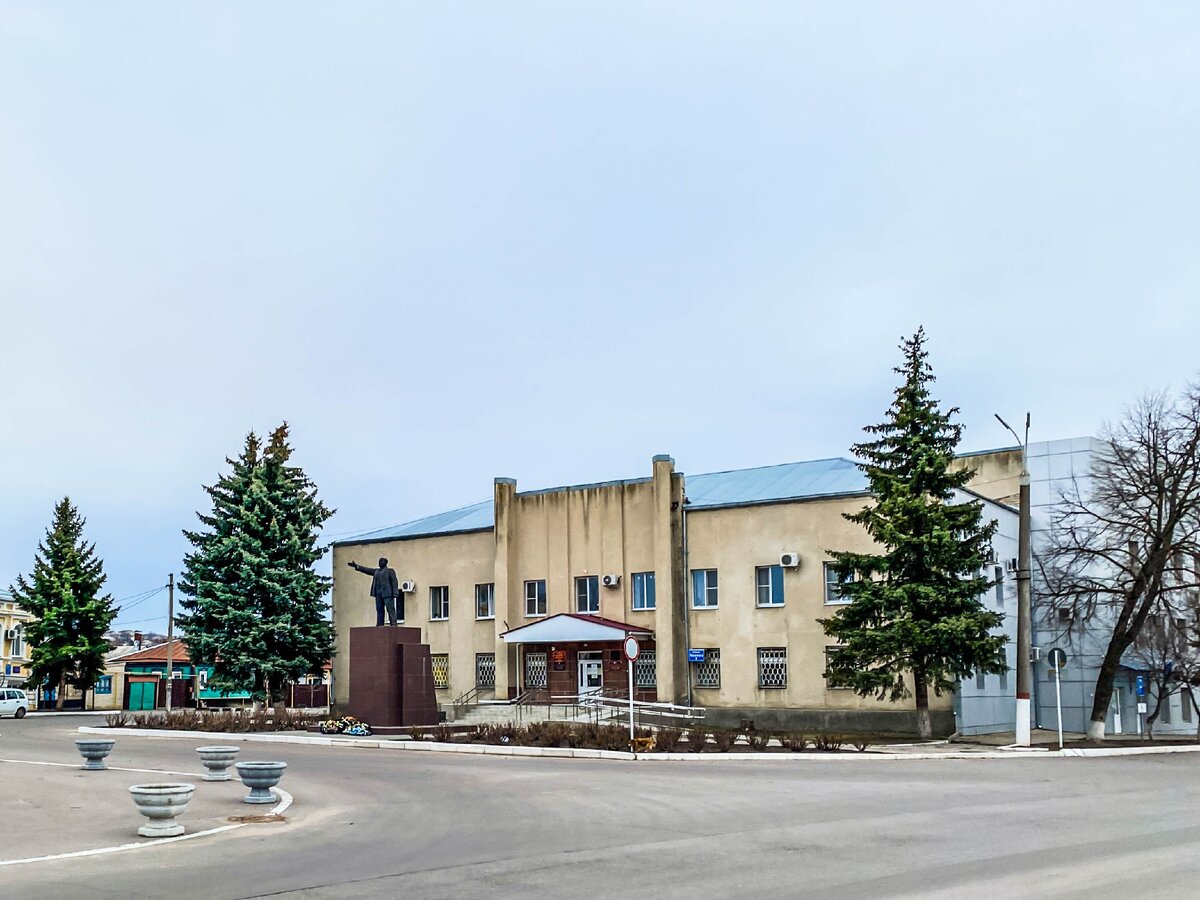 Старинные здания города Богучар. Зашли в местный городский парк