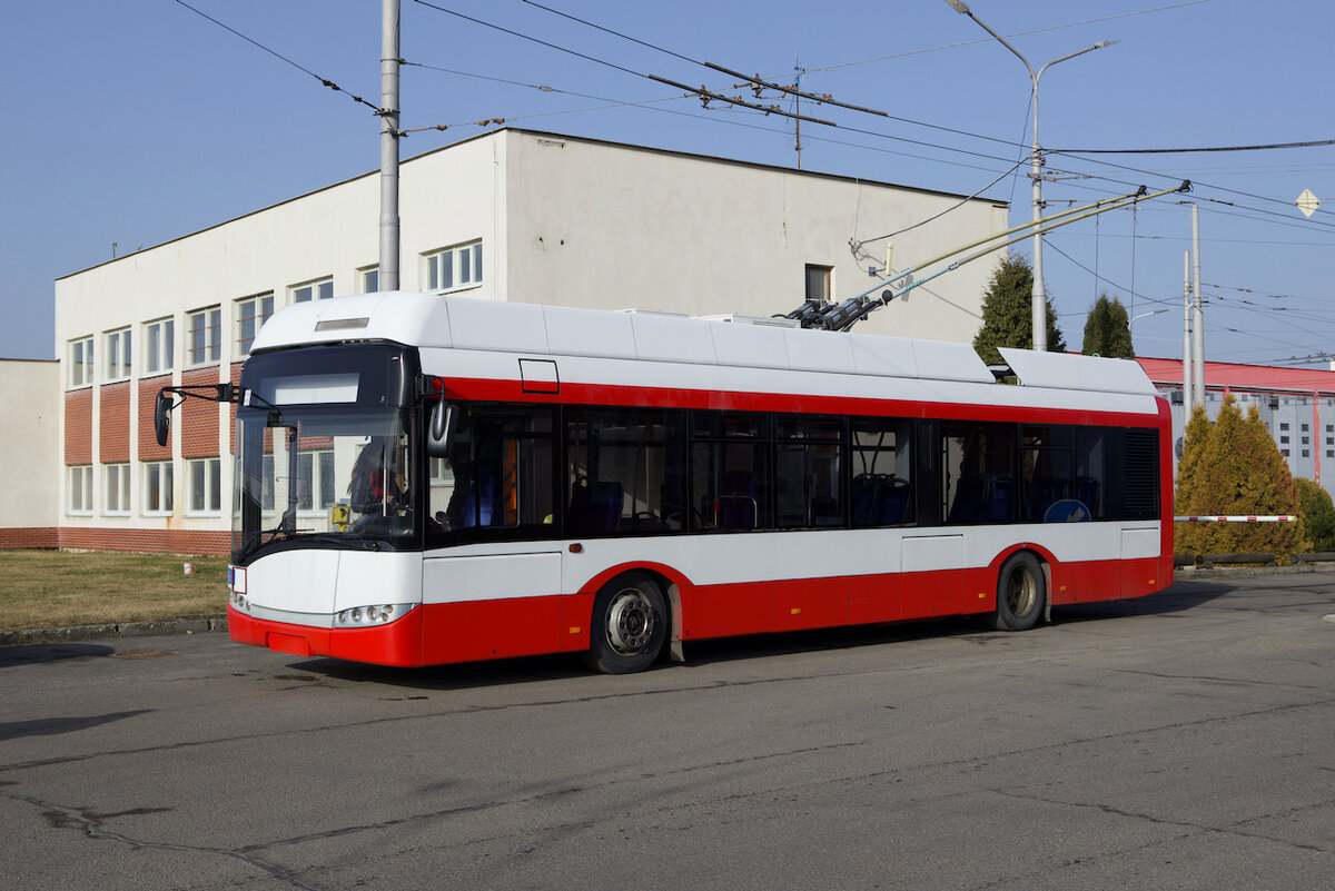 Длина троллейбуса 12 метров, ширина 2,5 метра, масса 12 т! Фото с сайта https://www.trolejbusem.cz/trolejbus