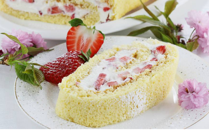 Рулет с клубникой.