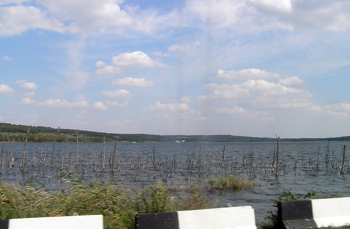 Вид на озеро Тамбукан с трассы. Фото - сентябрь 2005 года