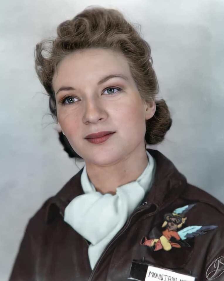 Летчица Мэри Маунтин-Кларк (1915-2008) в летной куртке A-2 с нашивкой Fifinella. Мэри вступила в WASP в августе 1943 года уже имея 76 часов налета. Получив "Крылышки пилота" 11 февраля 1944 года, служила на армейской авиабазе в Лас-Вегасе в качестве инструктора на учебном AT-6. Участвовала в испытаниях самолетов Bell P-39, Bell P-3 и Beechcraft AT-11. Пилотировала B-26 и B-17. К расформированию WASP в декабре 1944 года она имела 736 часов налета. Является членом неофициального Caterpillar Club - избранной группы пилотов, чьи жизни спасли парашюты (во время тренировочного полета, когда ее летный инструктор демонстрировал вращение на Fairchild PT-19, ремень безопасности Мэри расстегнулся и ее выбросило из кабины);