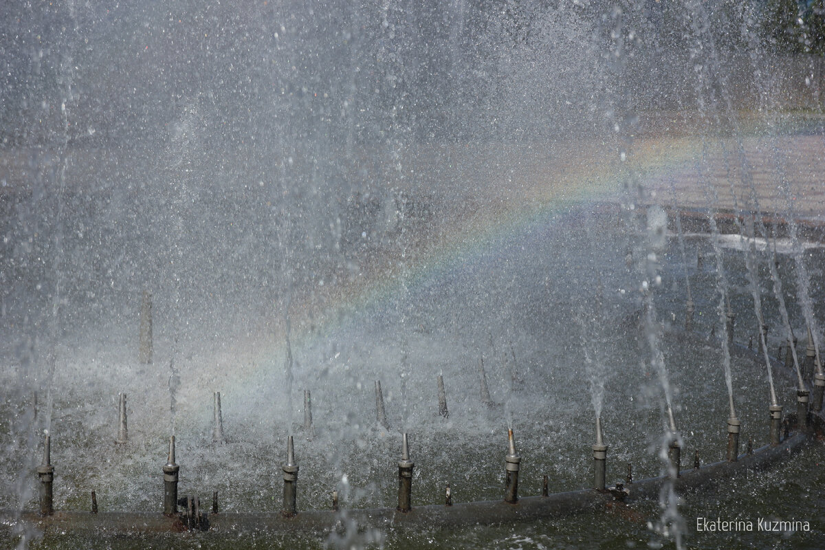 Рис.1. Радуга в каплях фонтана