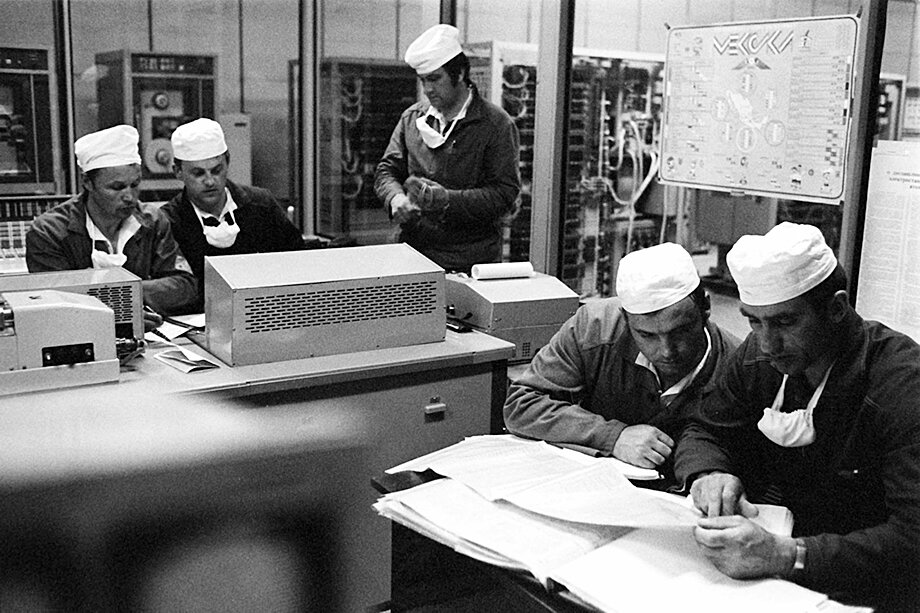 Август 1986 года. Оперативное совещание строителей защитного саркофага вокруг разрушенного в результате аварии четвёртого энергоблока.Фото: Зуфаров Валерий/ТАСС