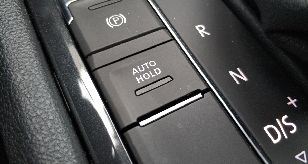 Индикатор Auto Hold возле АКПП. Фото с Drive2.ru