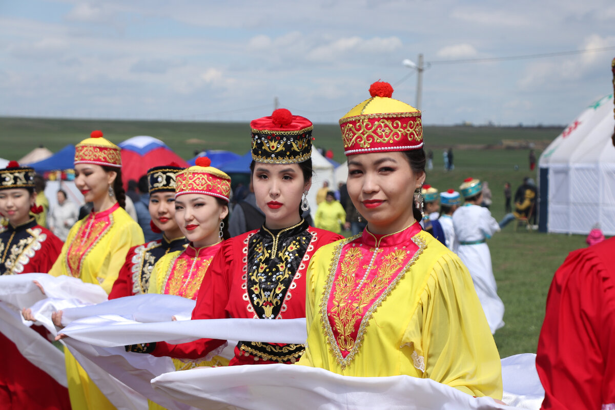 Девушки в национальных платьях