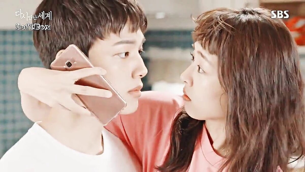 В главных ролях актёры Ё Джин Гу и Ли Ён Хи  в дораме "Воссоединение миров" (фото из свободного доступа сети) 